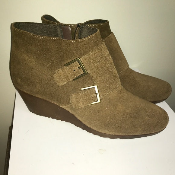 Munro ‘Drew’ water resistant  suede wedge booties - Picture 13 of 16